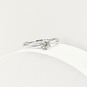 0.31 carat Diamond Ring in White Gold six prongs
